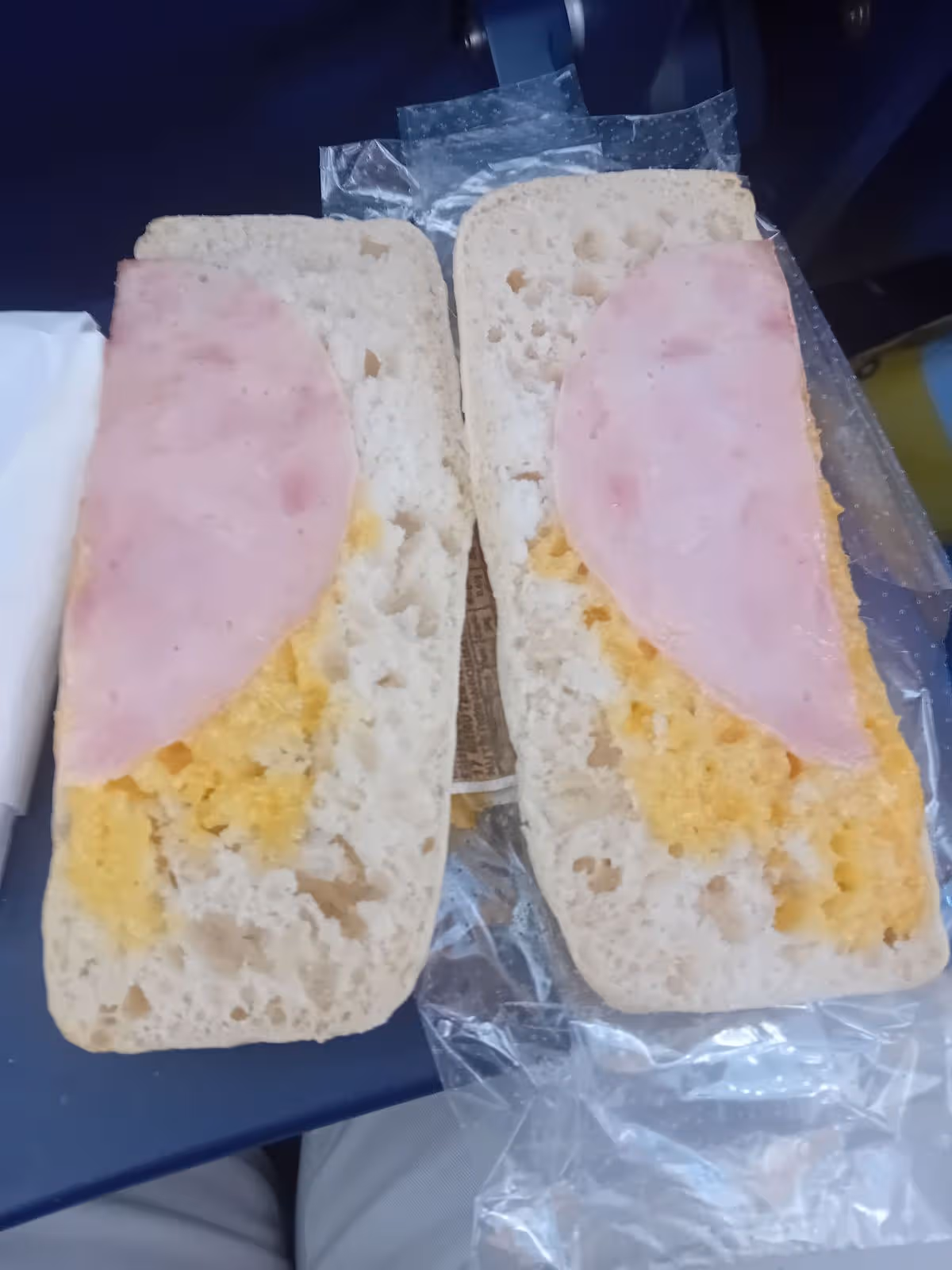 Kanapka z szynką i serem sprzedana podczas lotu Ryanairem