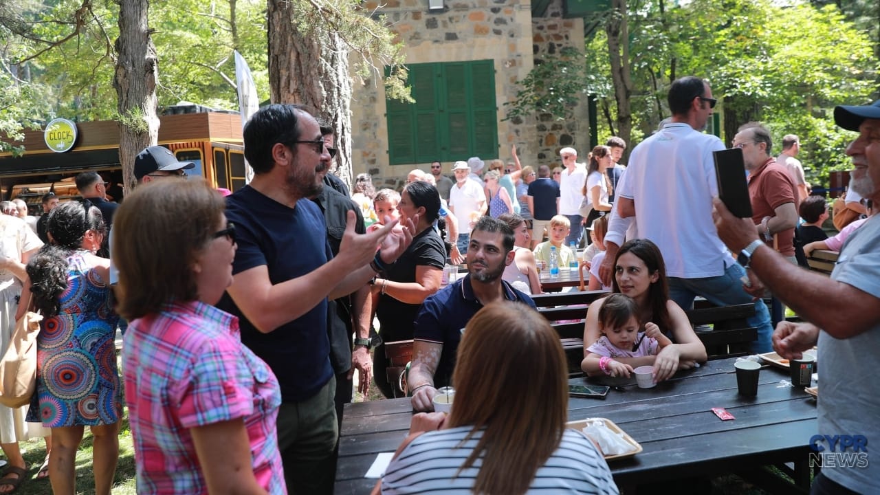 Uczestnicy festiwalu w ogrodach prezydenckiej rezydencji w Troodos