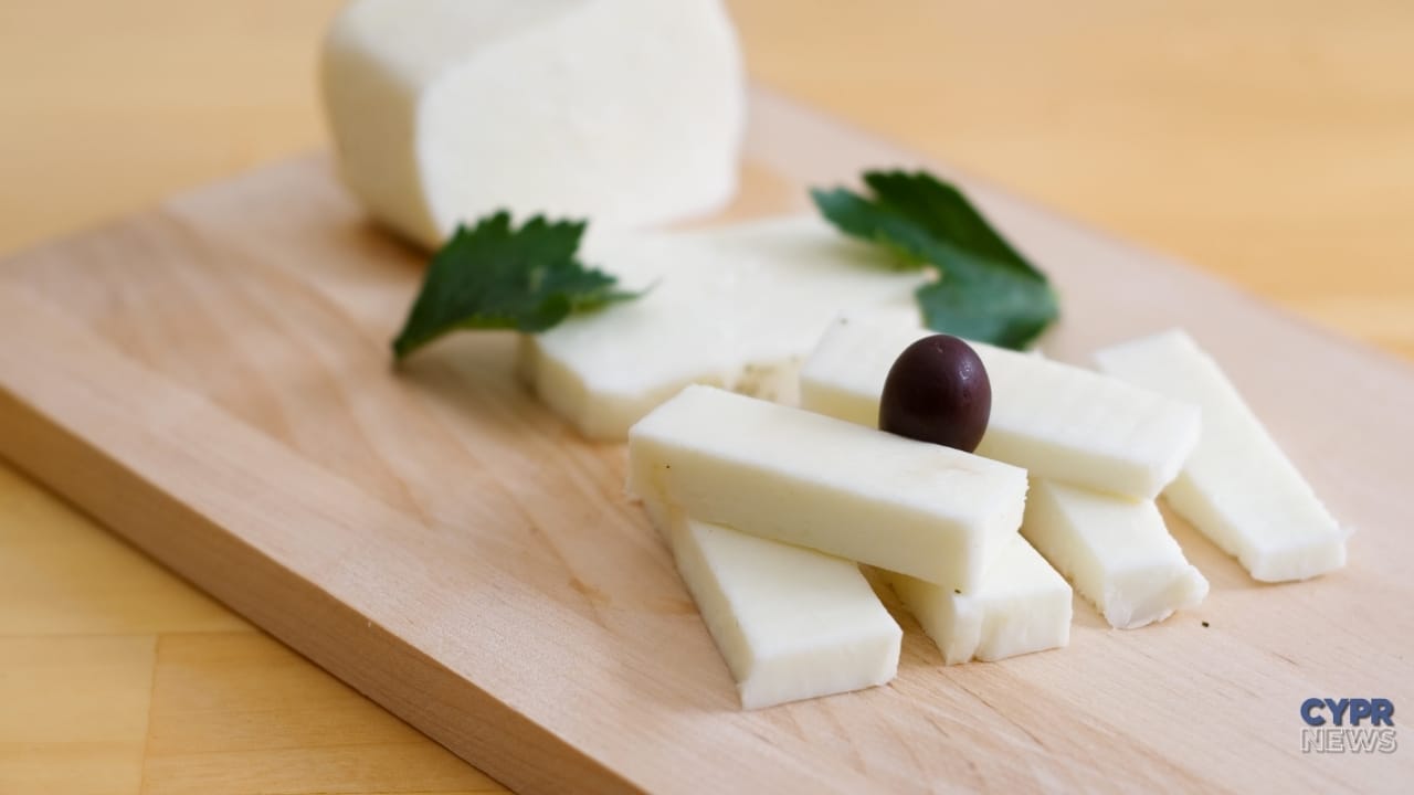 Przygotowywanie cypryjskiego sera halloumi